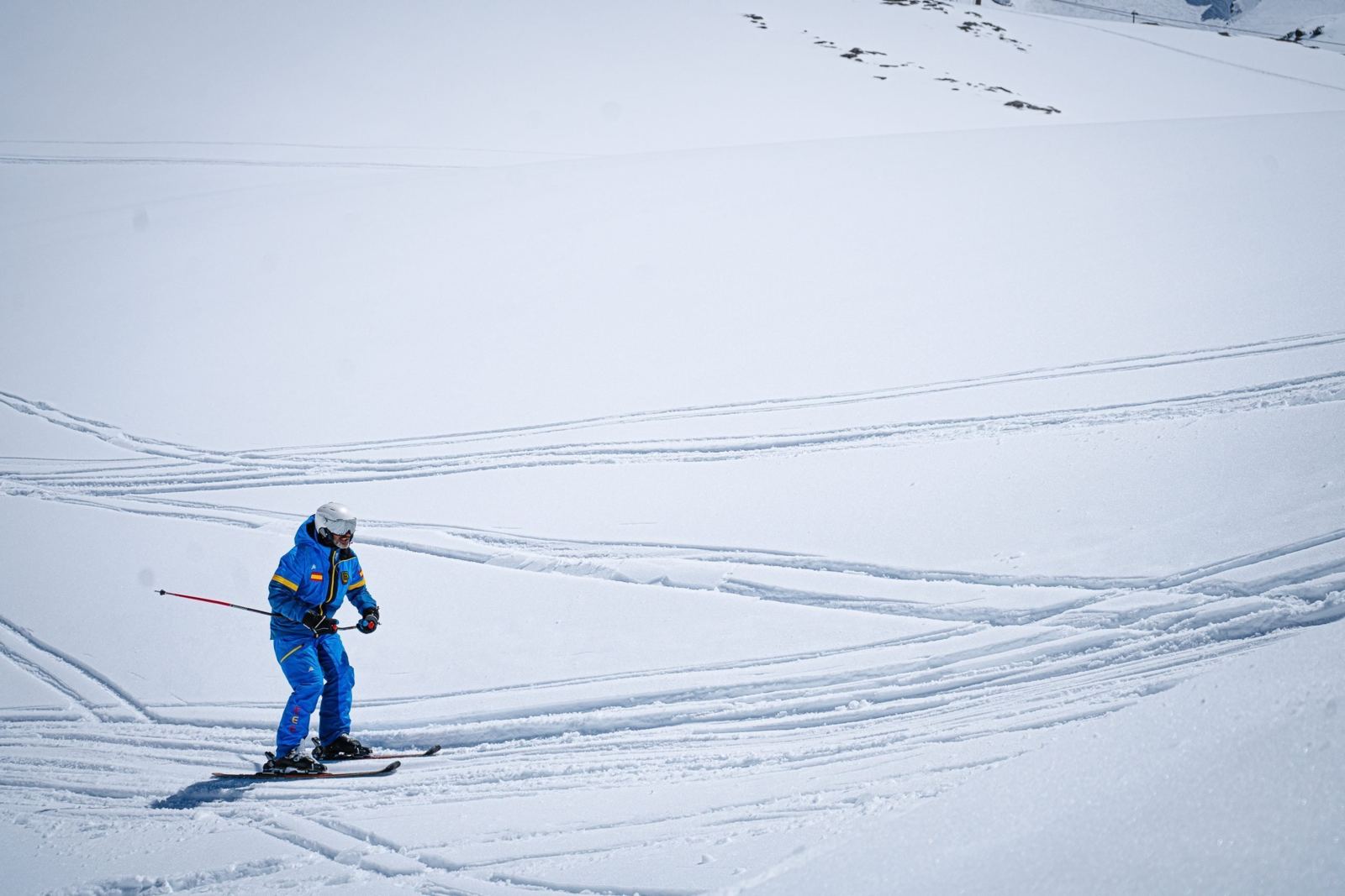 Profesor de la Escuela Española de Esquí esquiando en una pista ancha