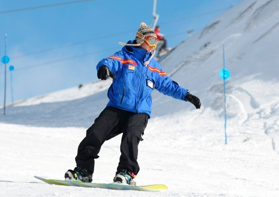 Profesor de snowboard de la Escuela Española de Esquí deslizando en Sierra Nevada