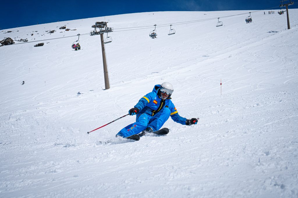 Profesor de Esqui haciendo una demostración en Sierra Nevada